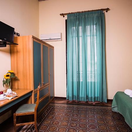 פלרמו Hotel Italia מראה חיצוני תמונה